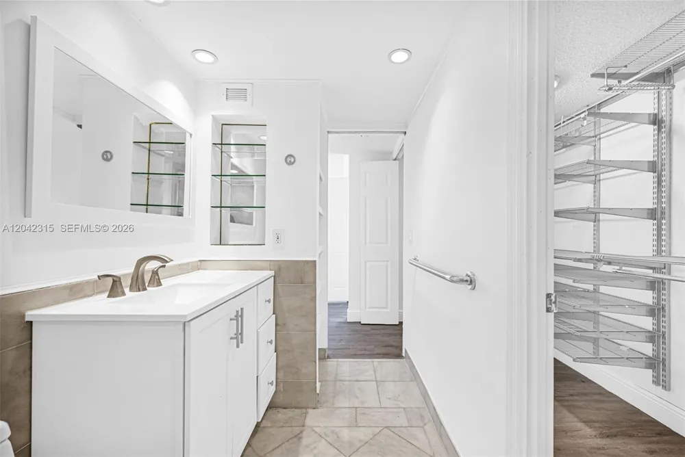 2750 NE 183rd St #2410 Aventura, FL 33160