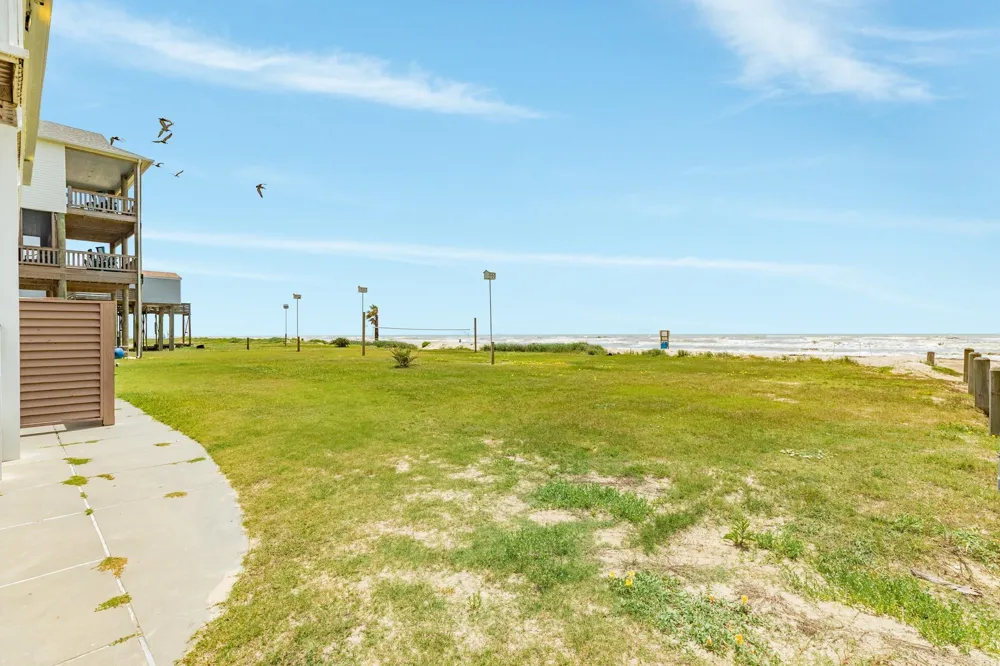 998 Austin Drive Gilchrist, TX 77617