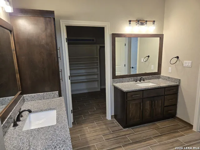 120 Summer Meadow Dr La Vernia, TX 78121