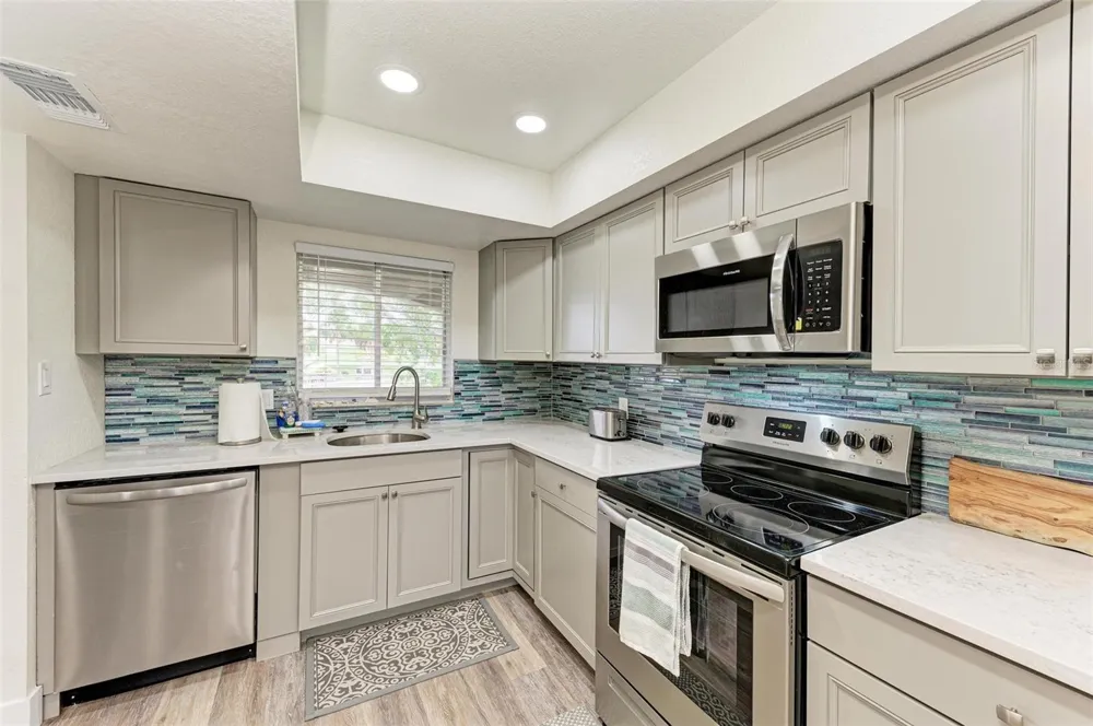6470 HOLLYWOOD BOULEVARD #307 Sarasota, FL 34231