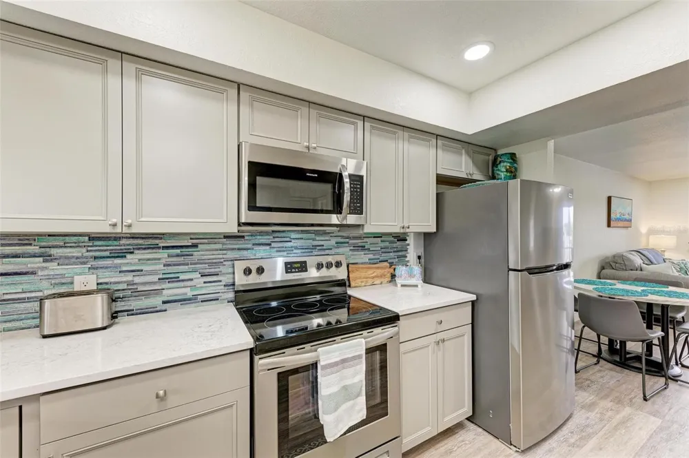 6470 HOLLYWOOD BOULEVARD #307 Sarasota, FL 34231