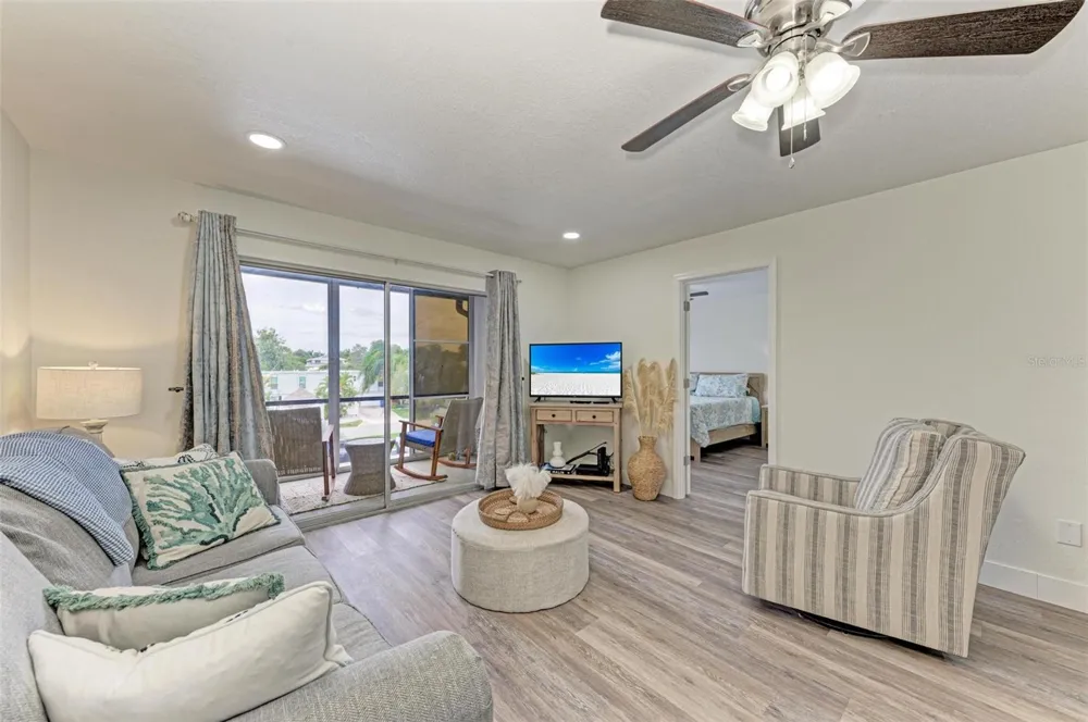 6470 HOLLYWOOD BOULEVARD #307 Sarasota, FL 34231