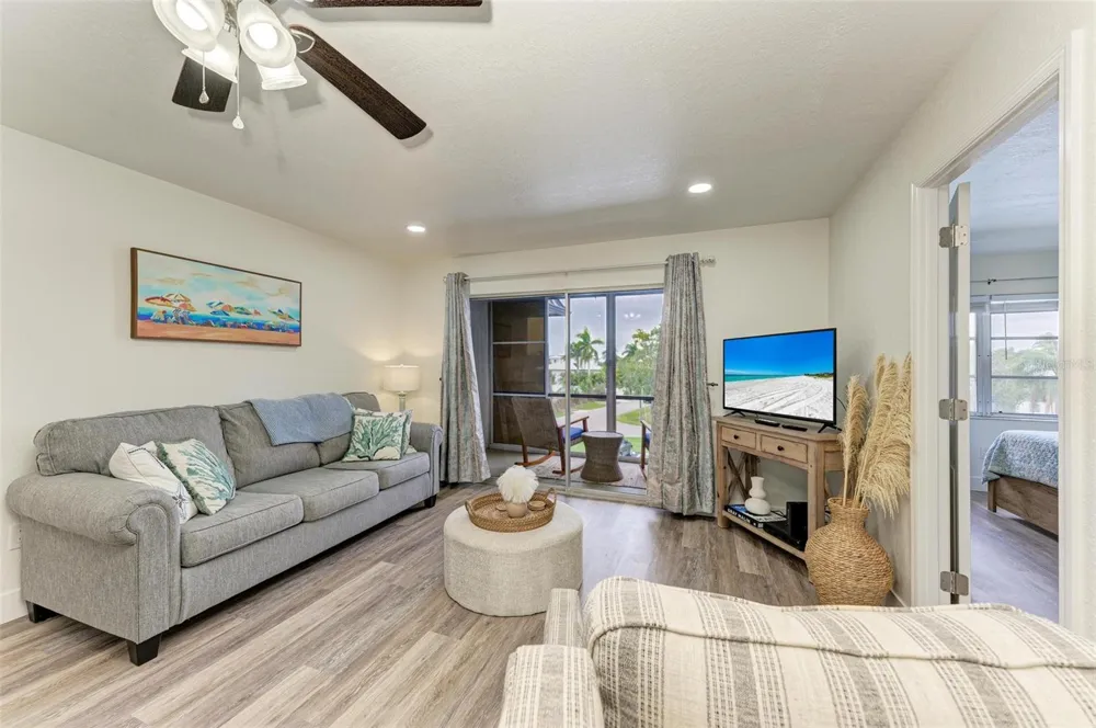 6470 HOLLYWOOD BOULEVARD #307 Sarasota, FL 34231