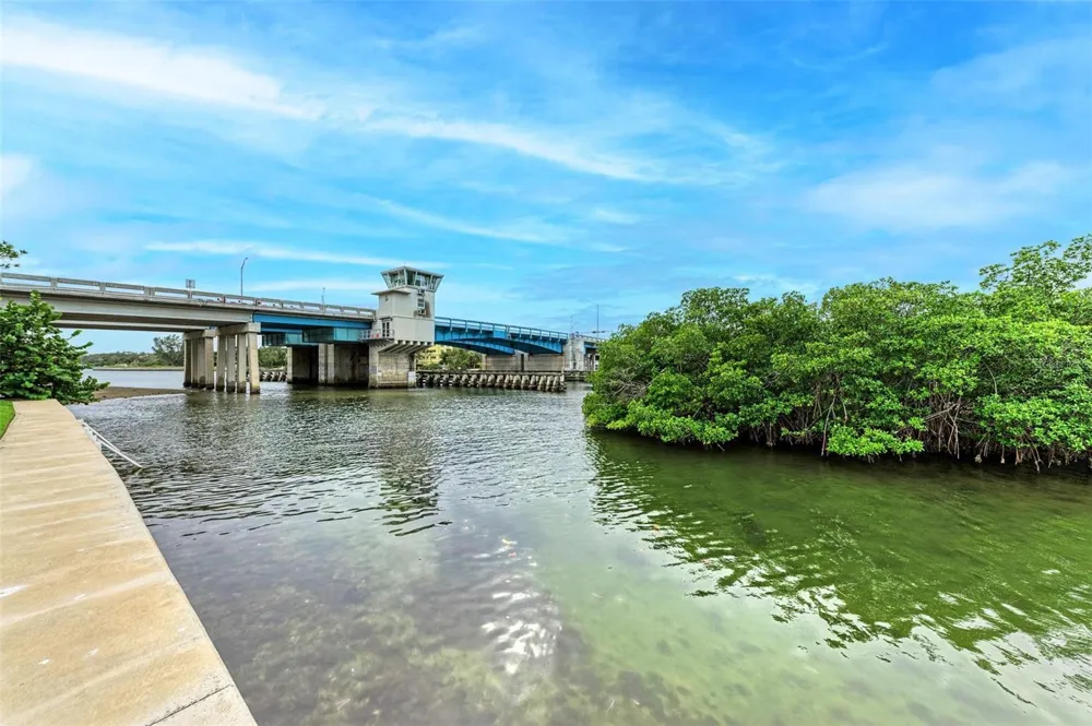 6470 HOLLYWOOD BOULEVARD #307 Sarasota, FL 34231