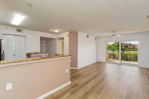 281 SW Palm Drive #102
