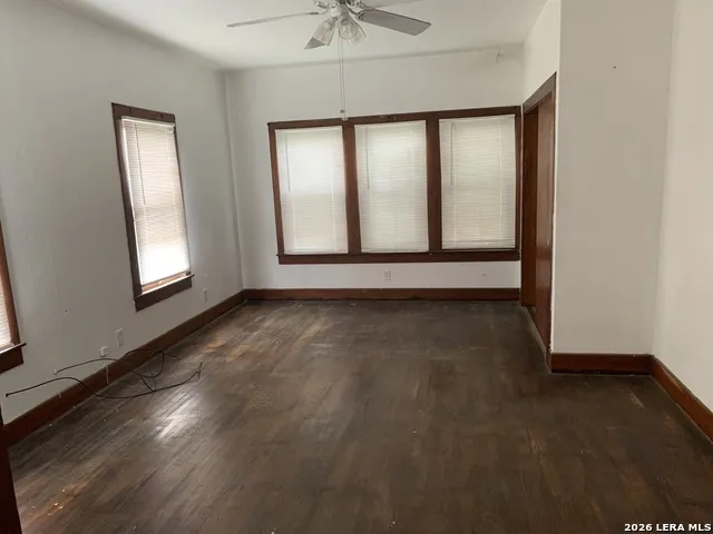 502 Bowman Ave Devine, TX 78016
