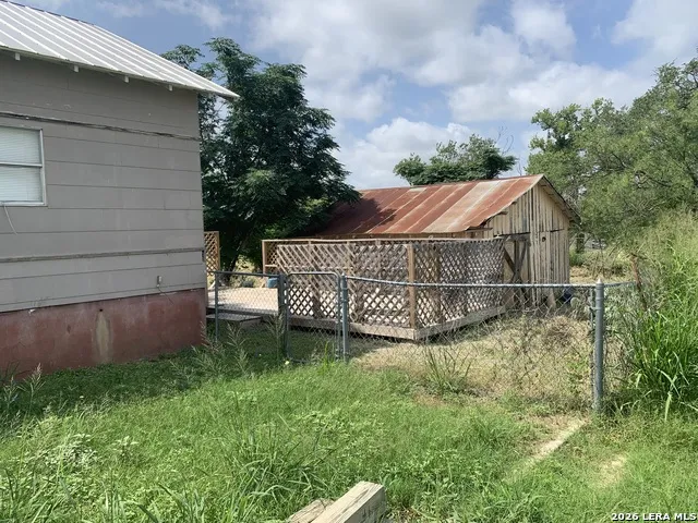 502 Bowman Ave Devine, TX 78016