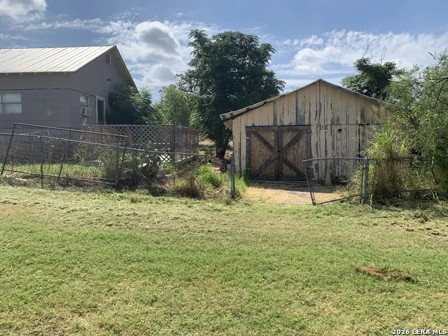 502 Bowman Ave Devine, TX 78016