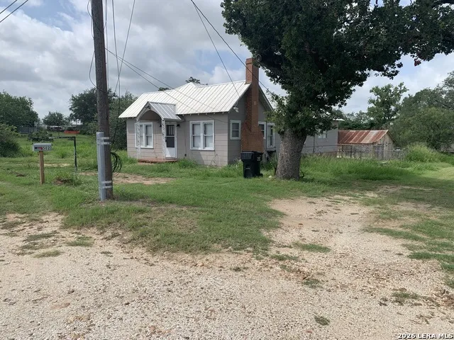 502 Bowman Ave Devine, TX 78016