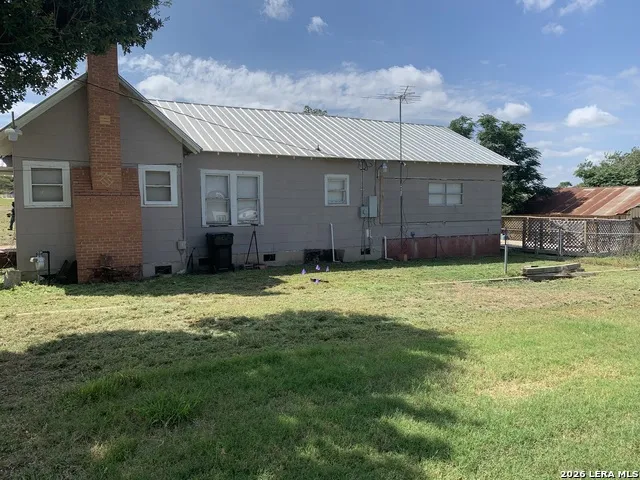 502 Bowman Ave Devine, TX 78016