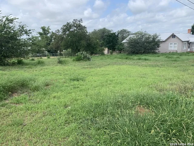 502 Bowman Ave Devine, TX 78016