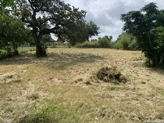 502 Bowman Ave Devine, TX 78016