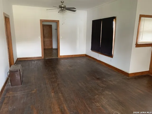 502 Bowman Ave Devine, TX 78016