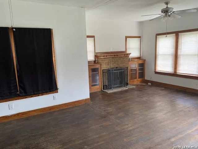 502 Bowman Ave Devine, TX 78016