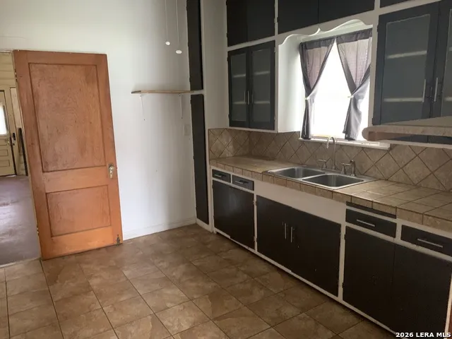 502 Bowman Ave Devine, TX 78016