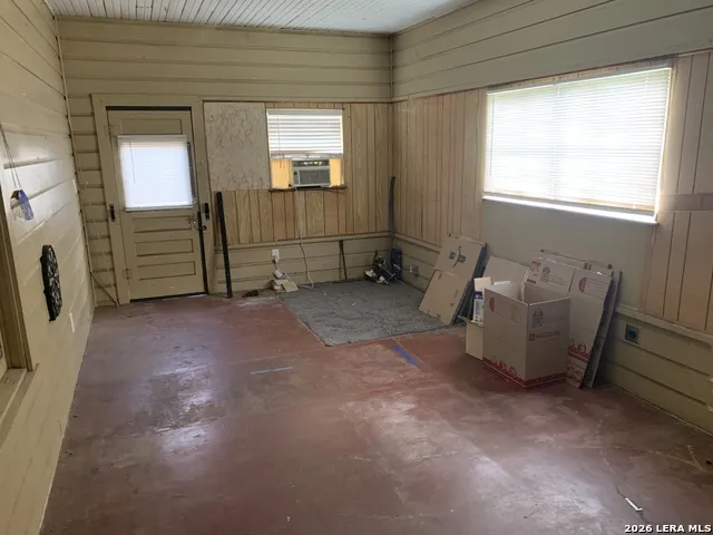 502 Bowman Ave Devine, TX 78016
