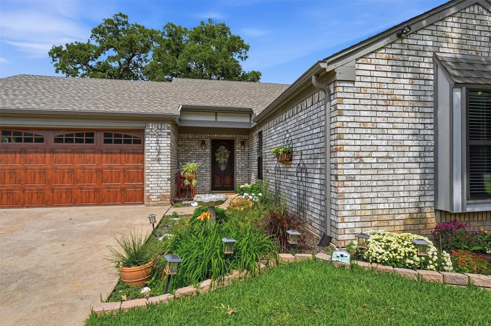 1344 Kiowa Drive E Lake Kiowa, TX 76240