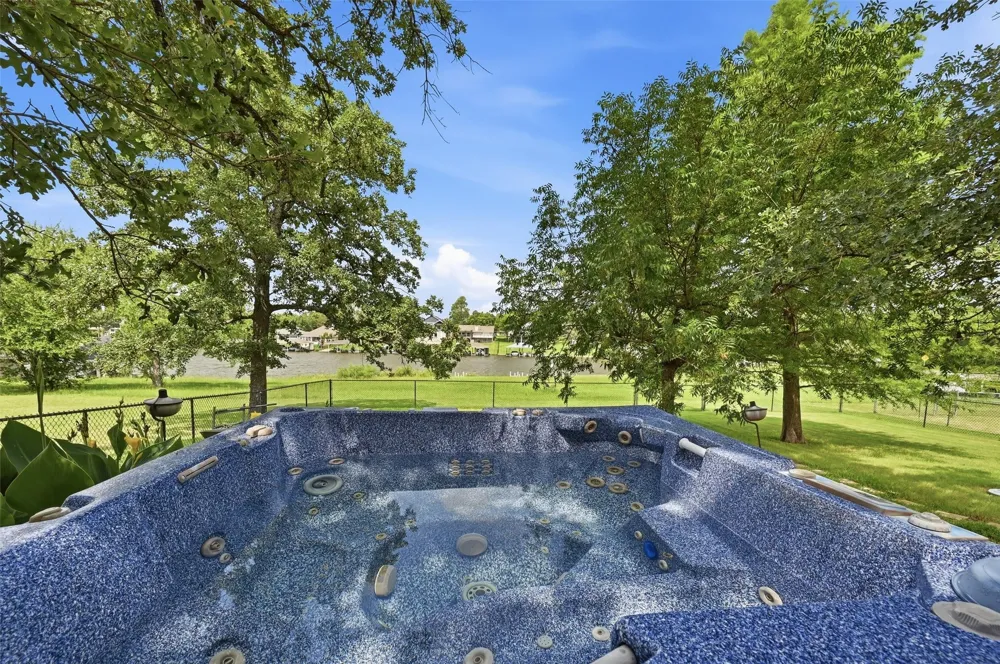 1344 Kiowa Drive E Lake Kiowa, TX 76240