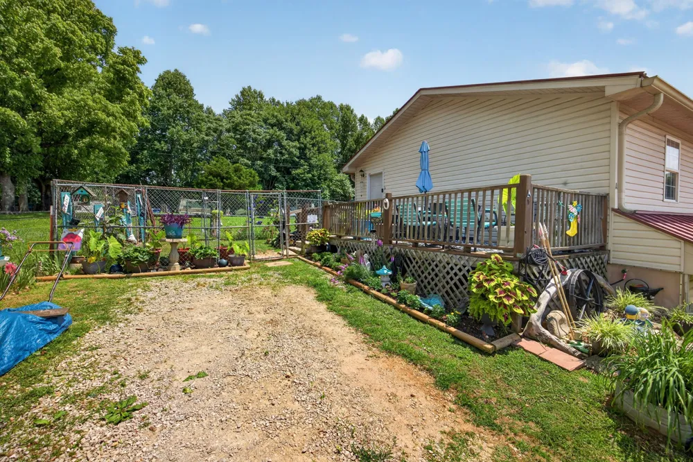 11279 Nashville Hwy Baxter, TN 38544