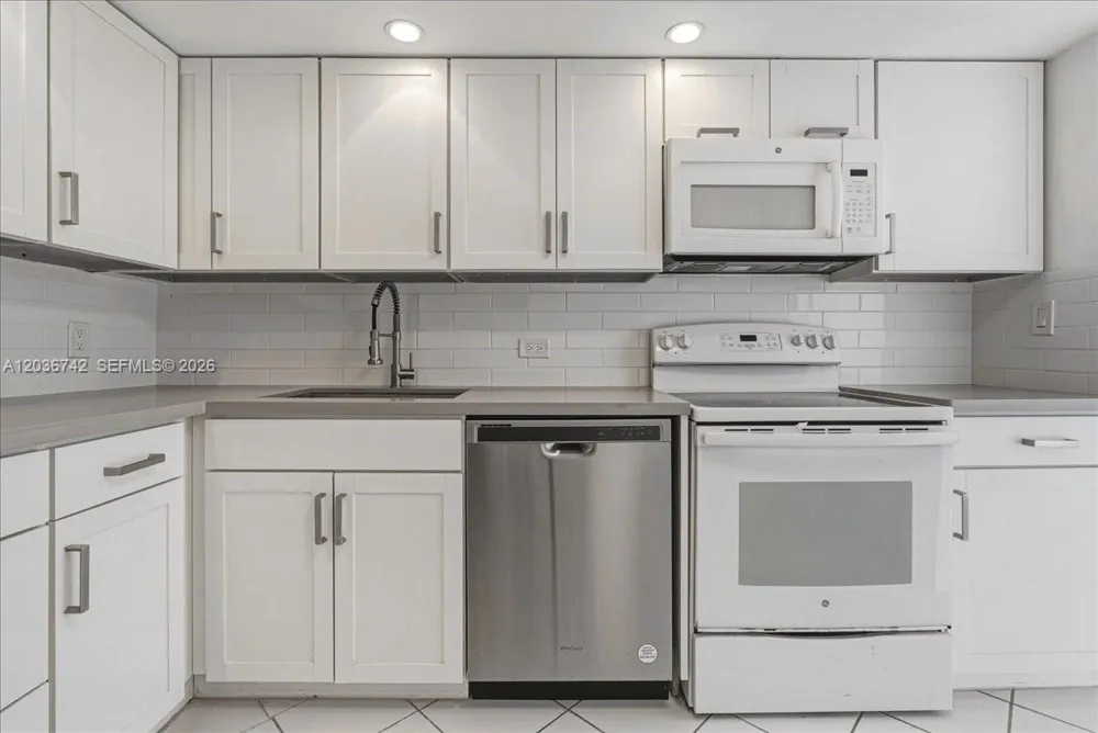 9381 E Bay Harbor Dr #404S Bay Harbor Islands, FL 33154
