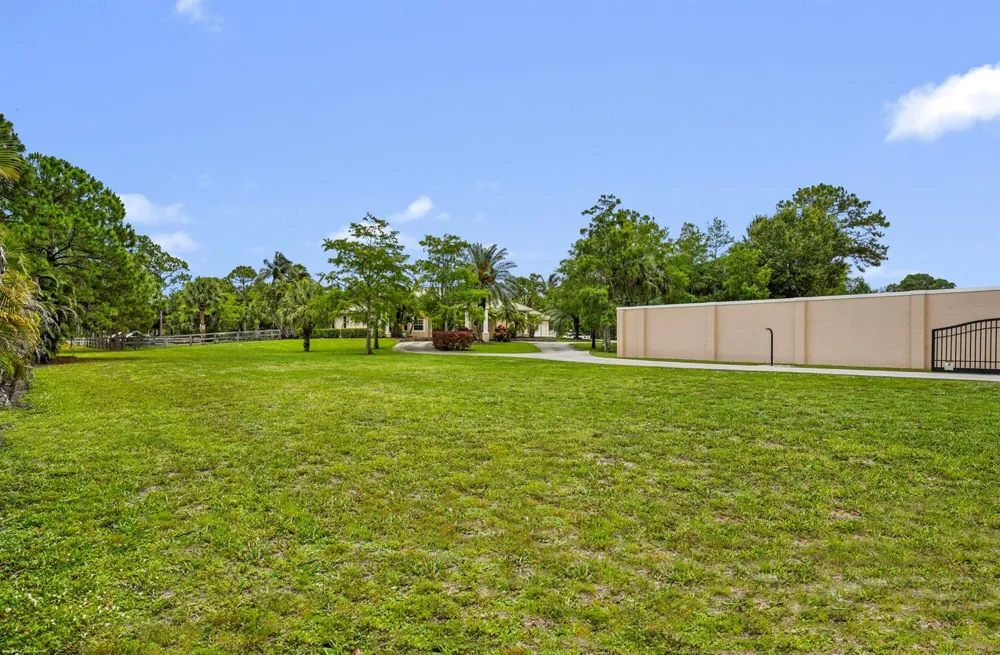 2560 Buck Ridge Trail Loxahatchee, FL 33470
