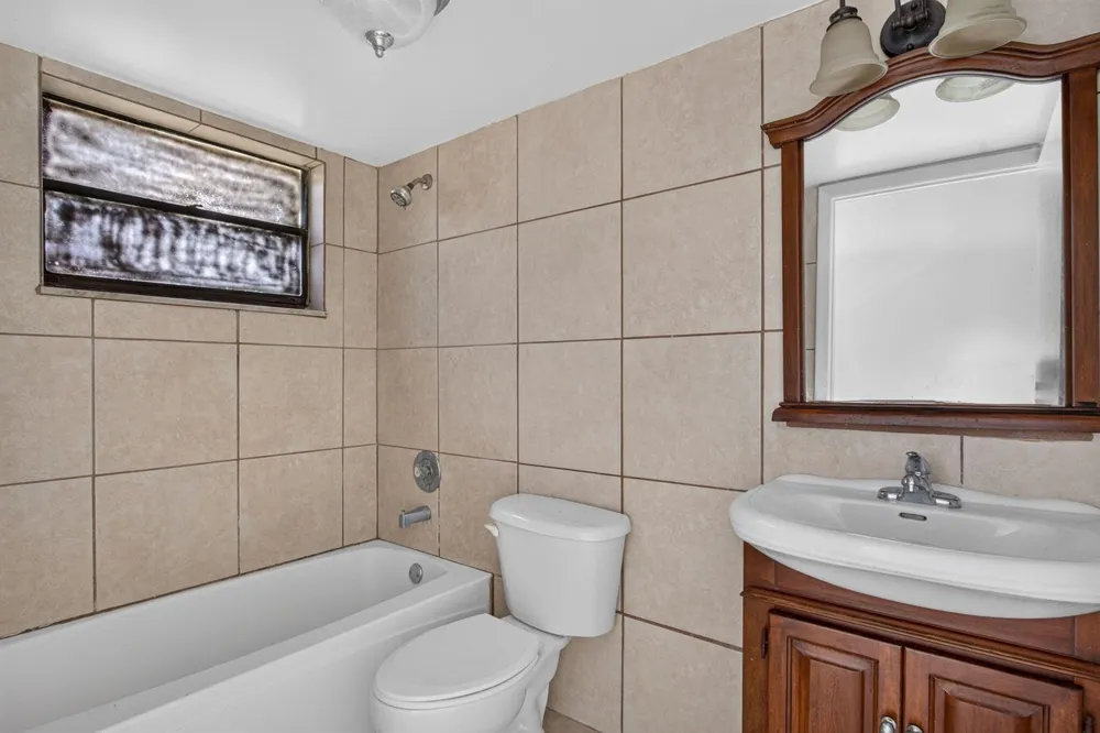 2141 NE 42nd Street #112 Lighthouse Point, FL 33064