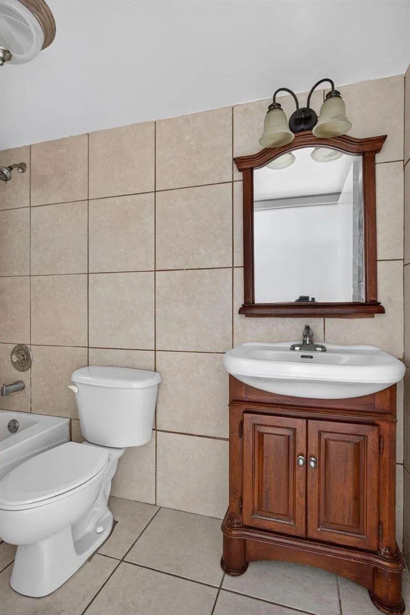 2141 NE 42nd Street #112 Lighthouse Point, FL 33064