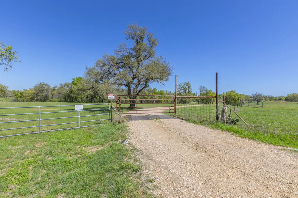 1500 County Road 405 Buckholts, TX 76518