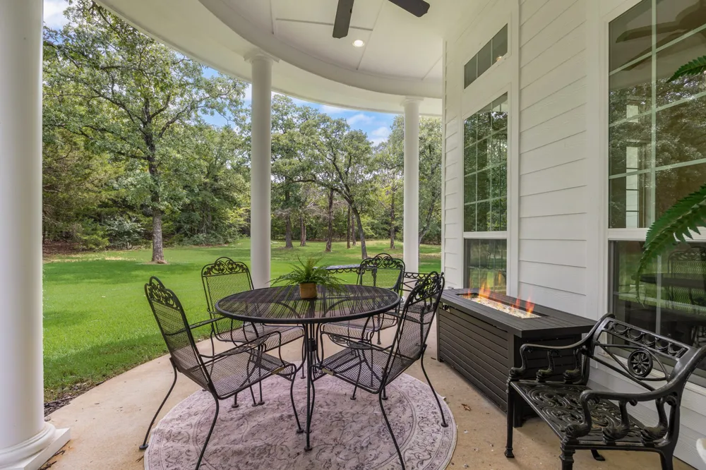 1619 Bloomfield Road Valley View, TX 76272