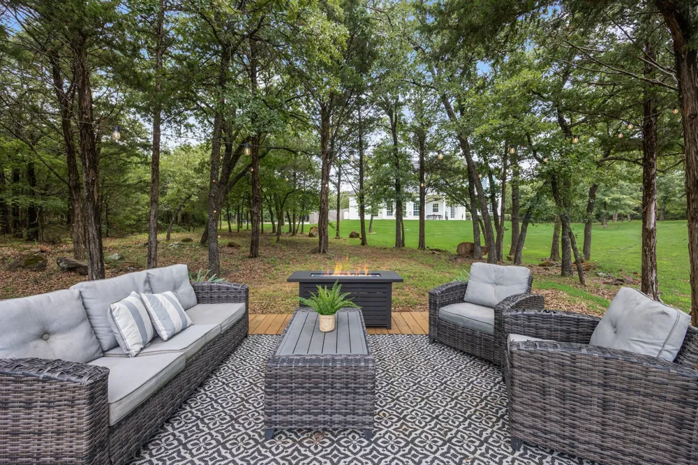 1619 Bloomfield Road Valley View, TX 76272