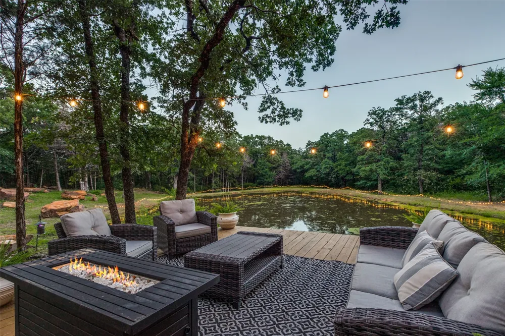 1619 Bloomfield Road Valley View, TX 76272