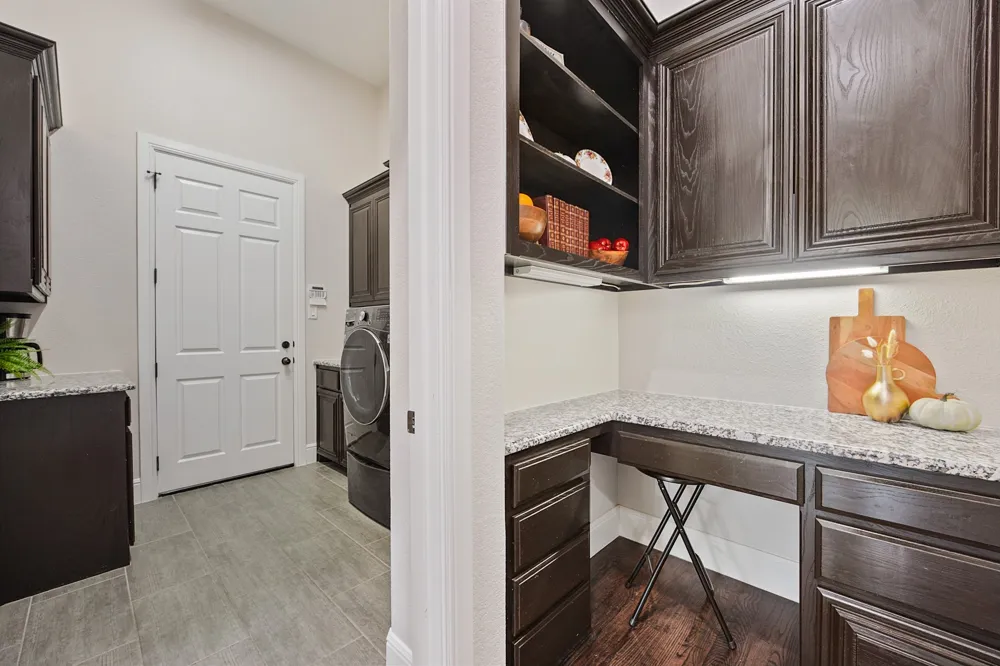 1619 Bloomfield Road Valley View, TX 76272