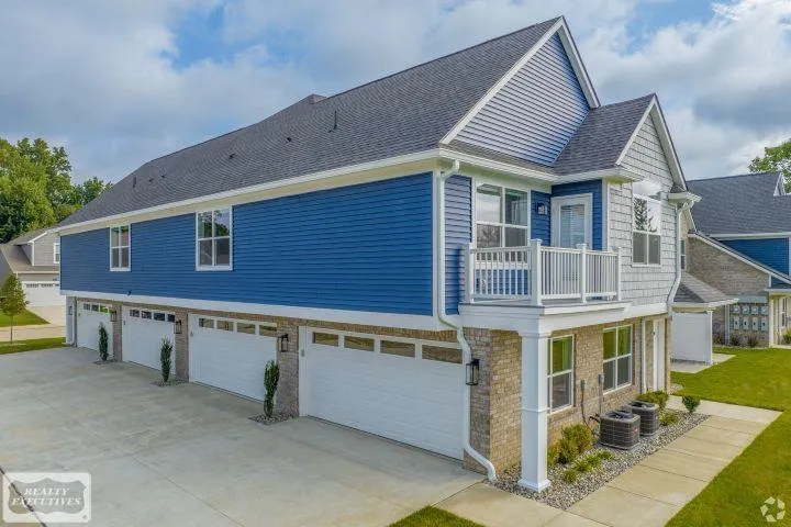 32968 Antrim Drive Chesterfield Township, MI 48047