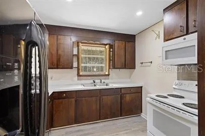 420 FAIRVIEW AVENUE Deland, FL 32724