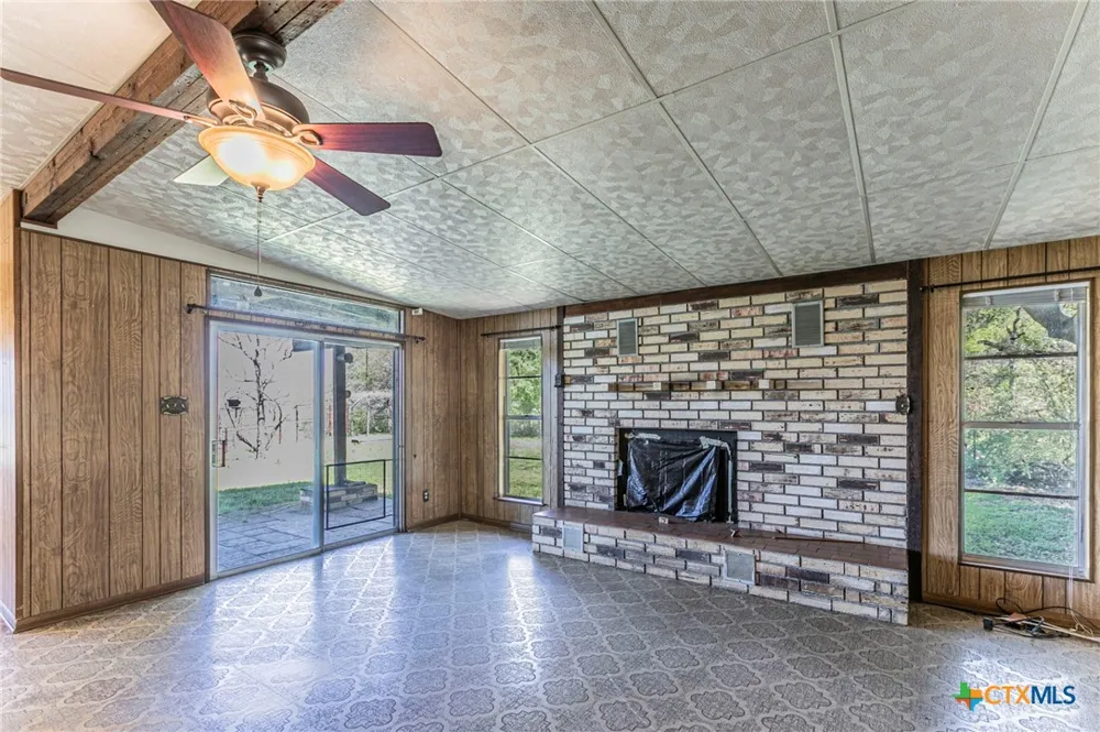 1500 County Road 405 Buckholts, TX 76518