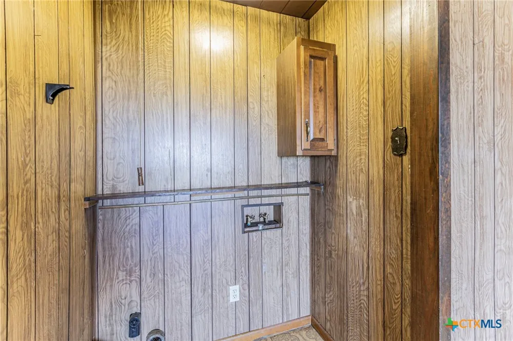 1500 County Road 405 Buckholts, TX 76518