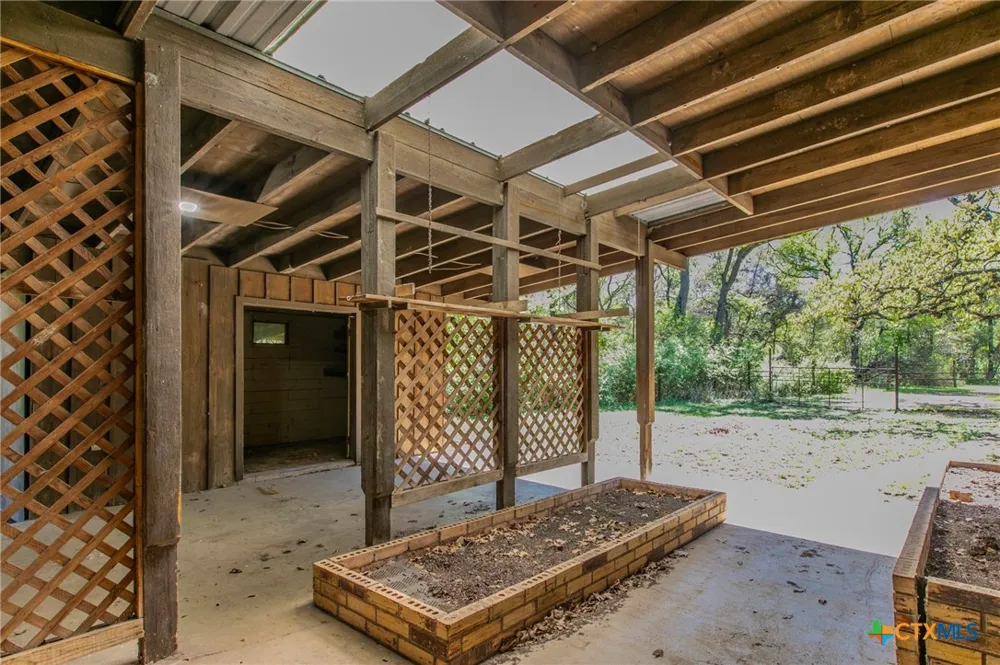 1500 County Road 405 Buckholts, TX 76518