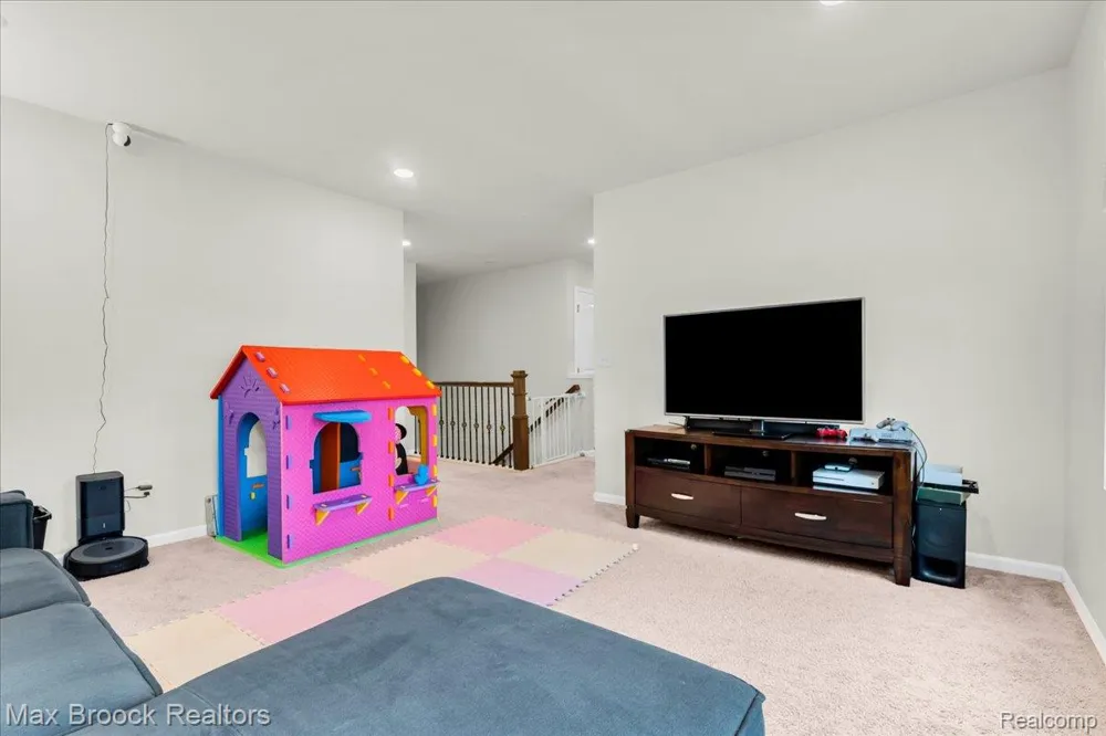 8401 Sharon Drive White Lake Charter Township, MI 48386
