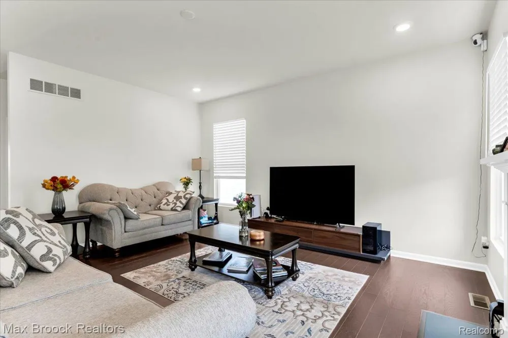 8401 Sharon Drive White Lake Charter Township, MI 48386