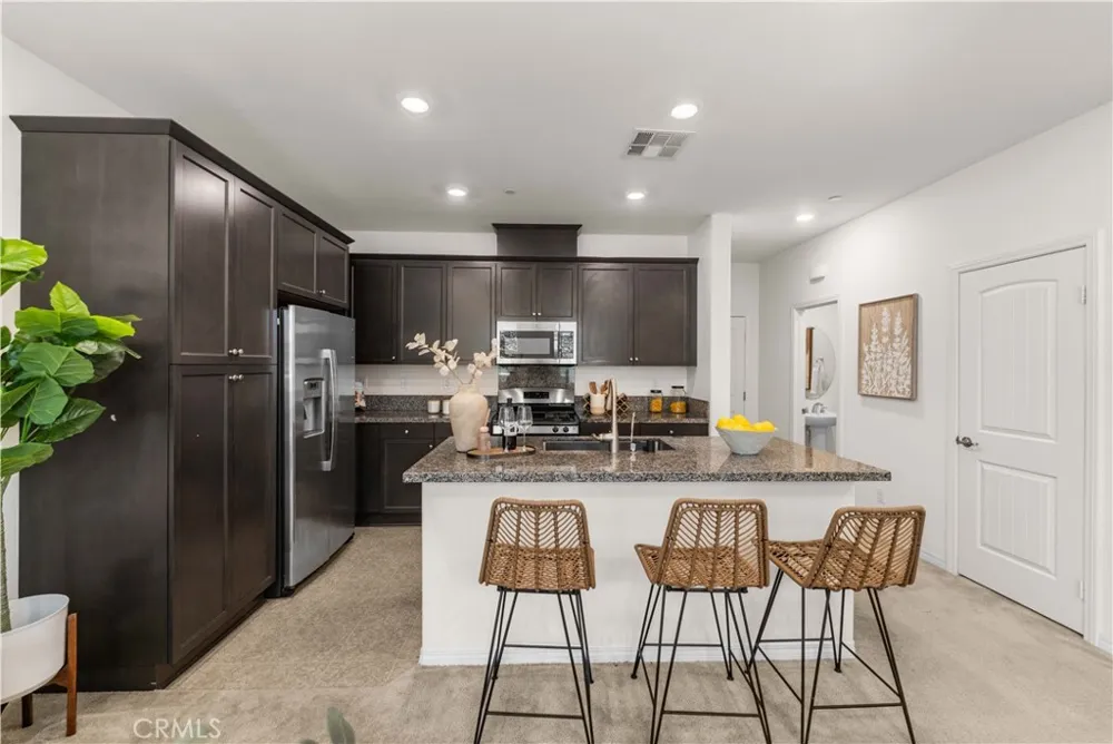 7100 Montecito Lane Eastvale, CA 92880