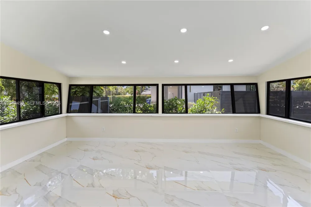 21330 NE 26 AV Aventura, FL 33180