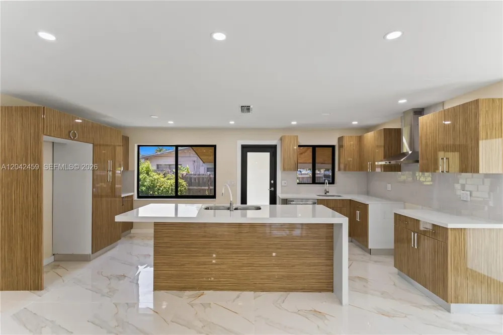 21330 NE 26 AV Aventura, FL 33180