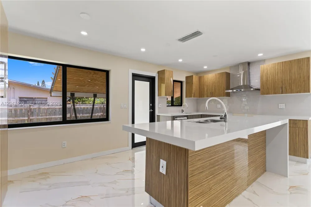 21330 NE 26 AV Aventura, FL 33180