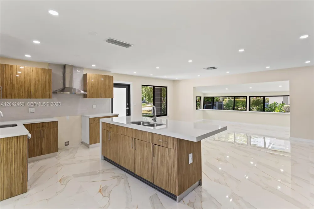 21330 NE 26 AV Aventura, FL 33180