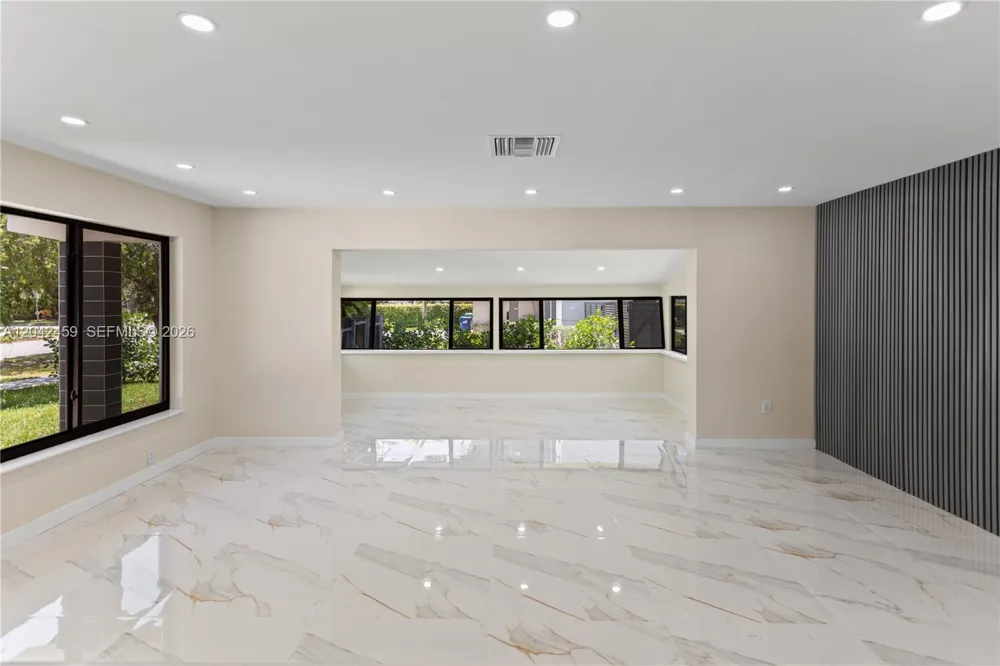 21330 NE 26 AV Aventura, FL 33180