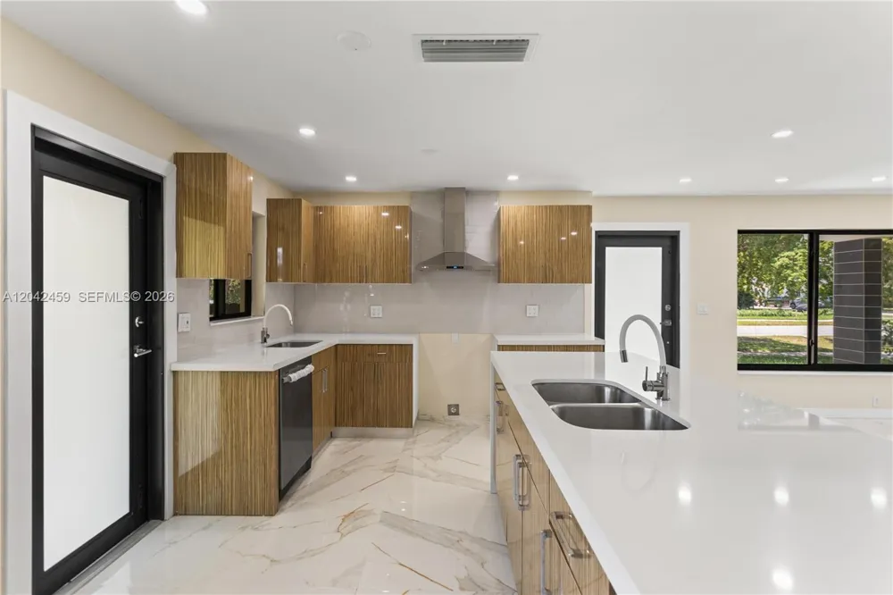 21330 NE 26 AV Aventura, FL 33180