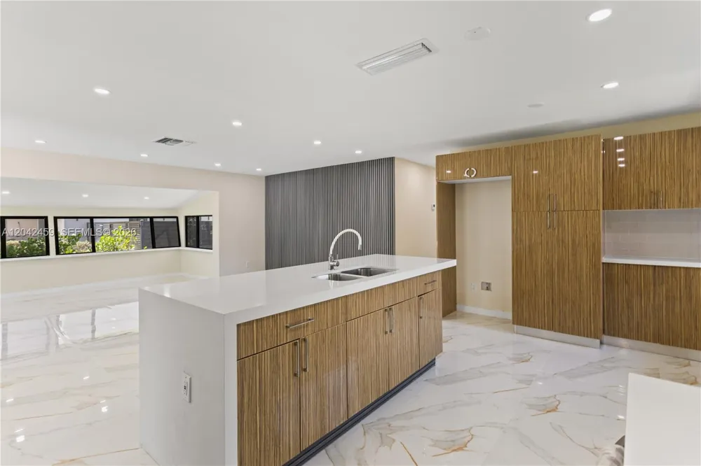 21330 NE 26 AV Aventura, FL 33180