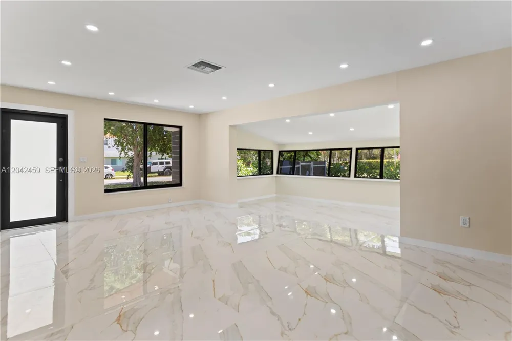 21330 NE 26 AV Aventura, FL 33180