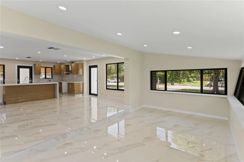 21330 NE 26 AV Aventura, FL 33180