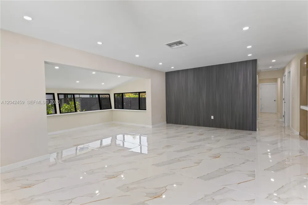 21330 NE 26 AV Aventura, FL 33180